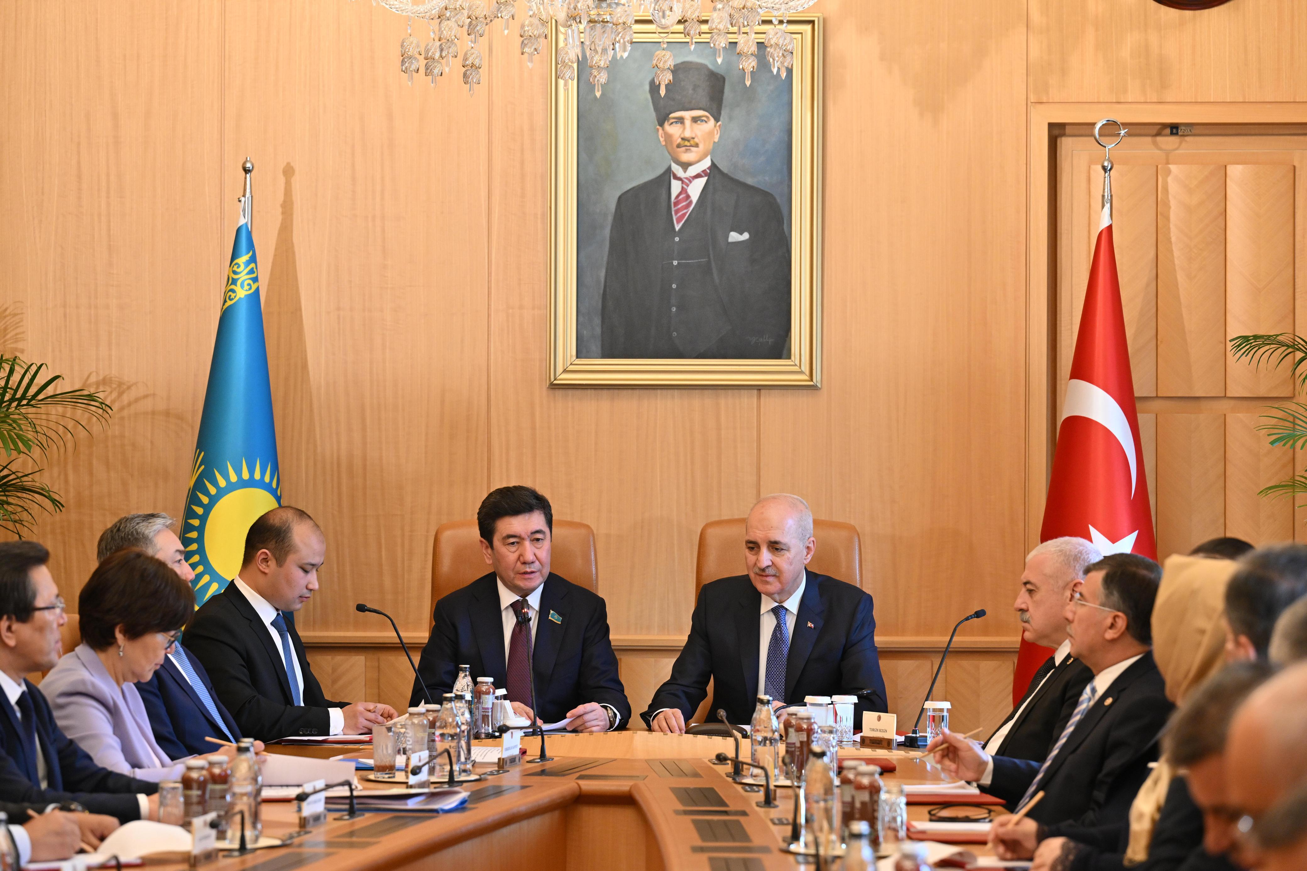 Әйелдердің трусигіне мастурбация жасайтын еркектердің порнофотосуреттері